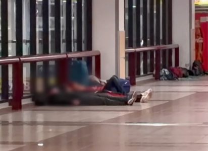 62 personas viven en el aeropuerto de Santiago: empresa no tiene atribuciones para retirarlos