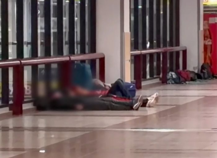 62 personas viven en el aeropuerto de Santiago: empresa no tiene atribuciones para retirarlos