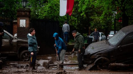 Aluvión en Las Condes: alcaldesa reporta personas afectadas y advierte posible evacuación
