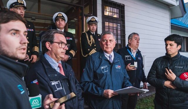 Militares llegan horas después del aluvión en Las Condes y Gobierno justifica ausencia de alerta SAE