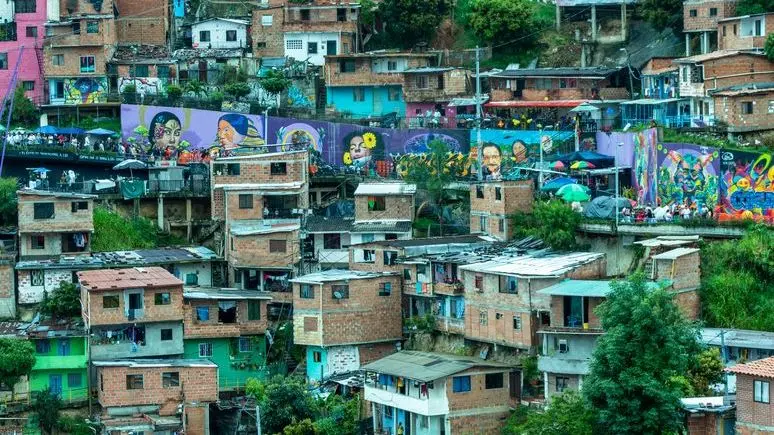 La Comuna 13, que en el pasado fue uno de los barrios más conflictivos de Medellín, se ha convertido en centro de arte callejero, música y turismo.