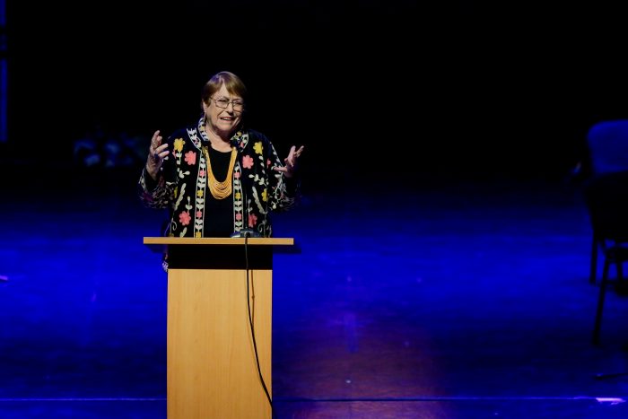 Bachelet vuelve a la primera línea y convoca a seis partidos para coordinar a la oposición