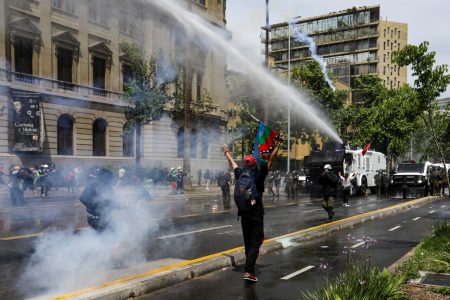18-O: enfrentamientos con Carabineros, destrozos y estaciones del Metro cerradas en Santiago