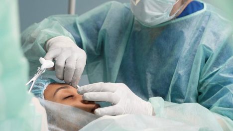 ¿Piensas hacerte una cirugía estética antes del verano? Los riesgos de apurar la recuperación
