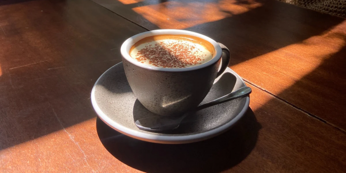 Beneficios y precauciones del consumo de café para adultos mayores después de los 60 años