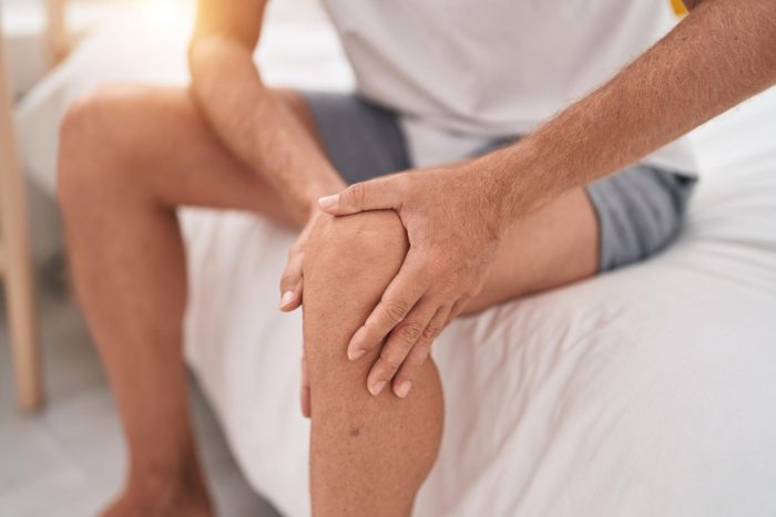 Sientes rigidez al despertar: cuándo puede ser artrosis o artritis
