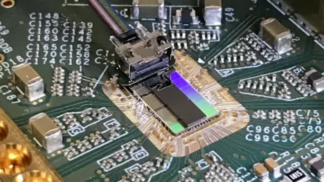 La fotónica utiliza luz en lugar de electrones para transmitir datos.