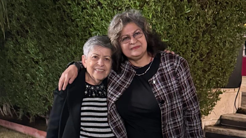 Hanaa Edwar (izquierda) compartió una foto suya con Yanar Mohammed, tomada, según recuerda, solo dos días antes de que la activista fuera asesinada.