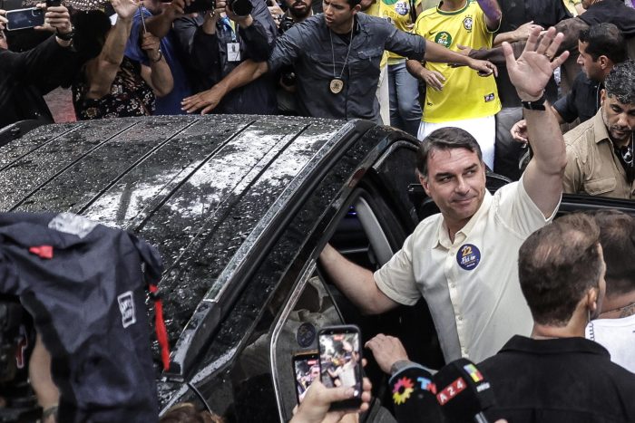 Flávio Bolsonaro huye de Brasil por Argentina en avión privado y crecen dudas sobre rol de Milei