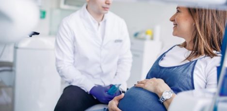 ¿Estás embarazada? Ojo con tus encías y con el control que no deberías dejar pasar