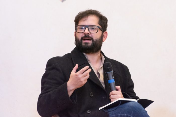 Boric pide a la izquierda mirar más allá de sus filas y recibe respuesta de La Moneda