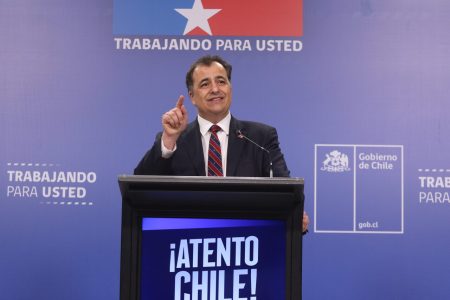 Arenas debuta como vocero en plena crisis del fondo E y refuerza libreto de La Moneda