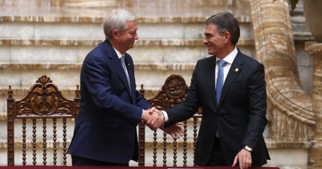 Kast y Paz se dan la mano y firman acuerdos: regreso de embajadas queda en suspenso
