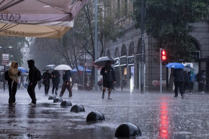 La hora crítica del temporal: Santiago espera peak de lluvias entre las 20 y 21 horas
