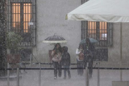 Tormenta deja a más de 36 mil clientes sin luz: alerta roja en toda la Región Metropolitana