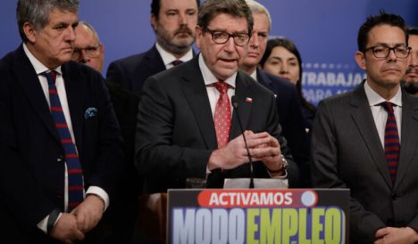 Ministro de Economía enfrenta segundo Imacec en rojo y promete “acción y determinación”