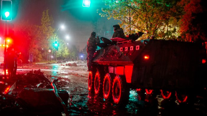 Militares llegan horas después del aluvión en Las Condes y Gobierno justifica ausencia de alerta SAE