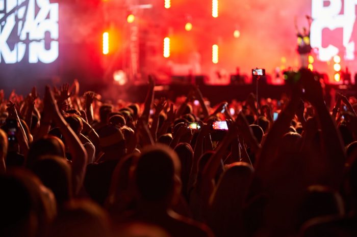 ¿Por qué nos hace felices esperar un concierto? La psicología explica sus efectos