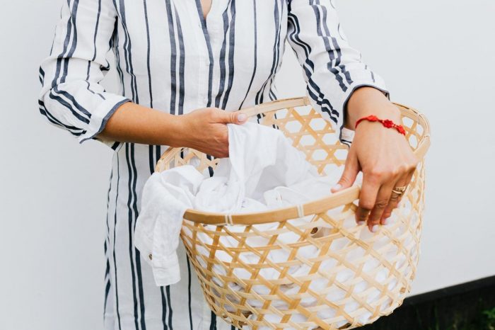 ¿Por qué la ropa blanca se pone amarilla? Los 5 errores de lavado que pueden arruinar las prendas