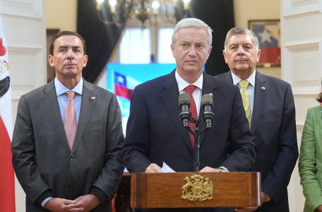 Kast levanta el teléfono buscando apoyo a Rabat en medio de enfrentamiento entre UDI y republicanos