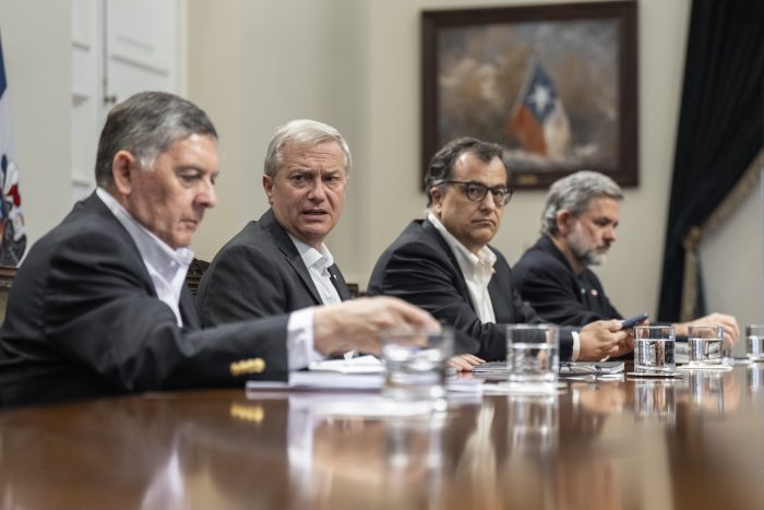 Kast levanta el teléfono buscando apoyo a Rabat en medio de enfrentamiento entre UDI y republicanos