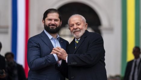 Expresidente Boric publica sentido mensaje de respaldo a Lula a horas del balotaje en Brasil