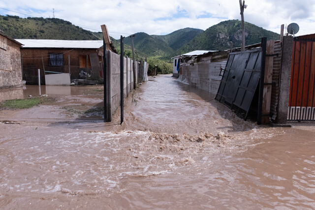 Desborde del Mapocho obliga a evacuar en Talagante: temporal deja 111 albergados en el país