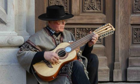 Cantor a lo poeta Juan Domingo Pérez Ibarra presenta su primer disco