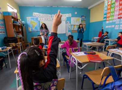 En Corral, más de la mitad de los escolares falta regularmente a clases